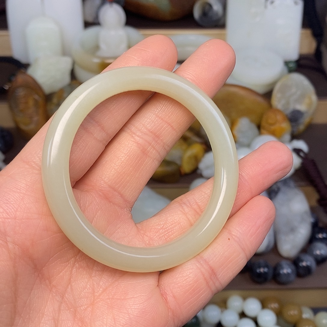 ฅ****和田玉未镶嵌手镯