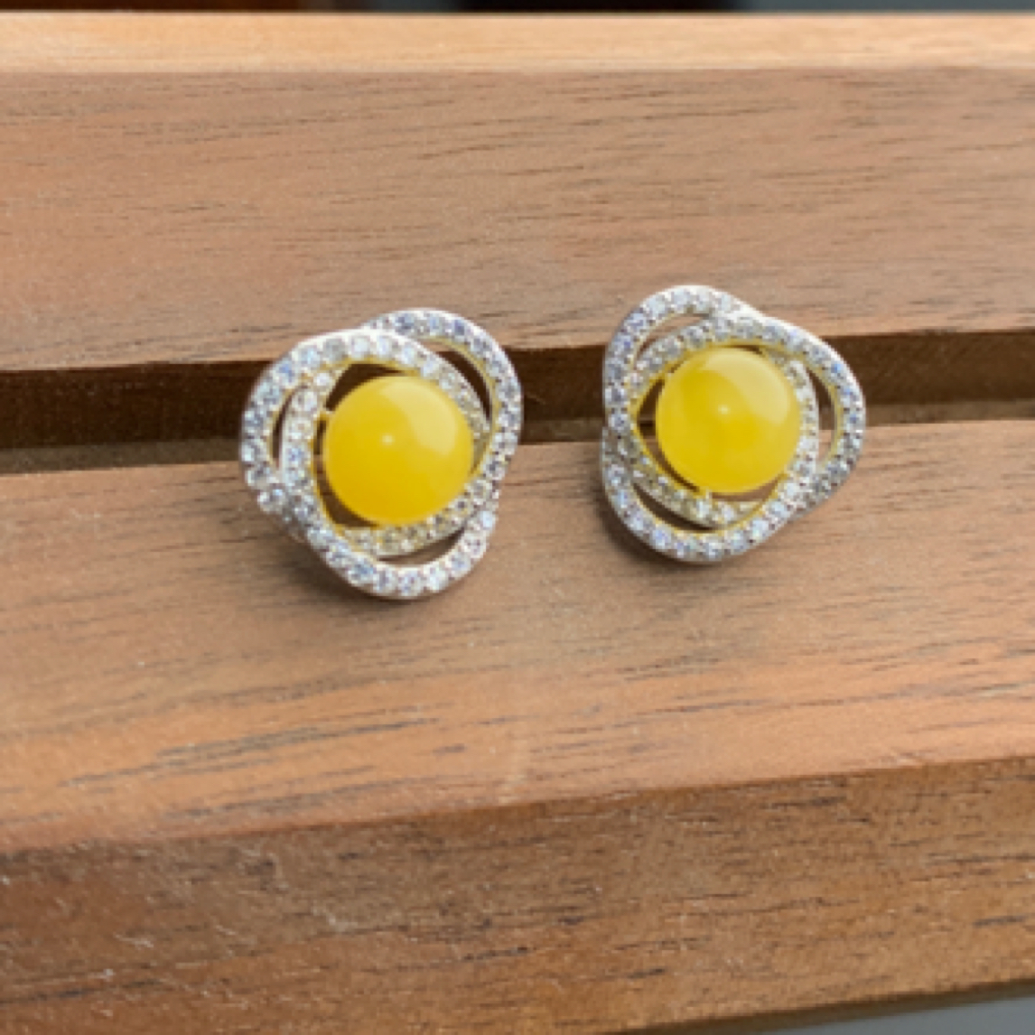 天然蜜蜡卡7mm左右S925银镶嵌洋气时尚潮流百搭耳钉