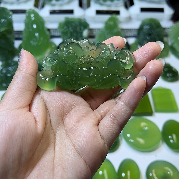 蛇纹石玉颈饰未镶嵌