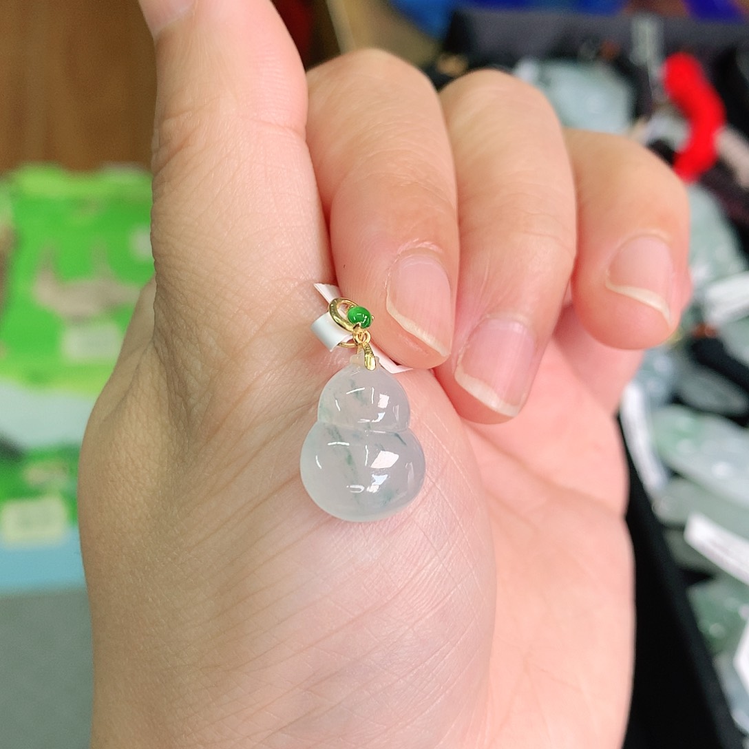 翡翠颈饰18K金镶嵌冰胶飘绿葫芦