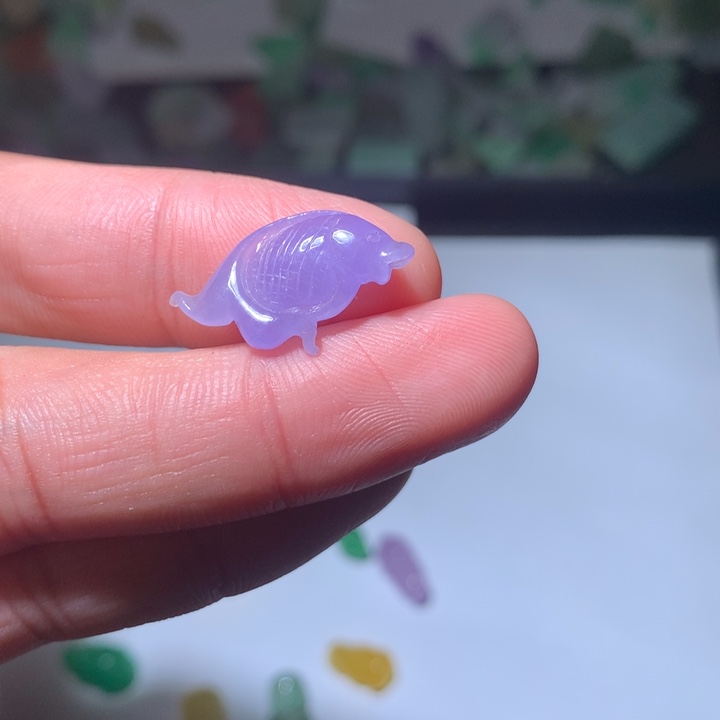 《***食翡翠未镶嵌颈饰挂件