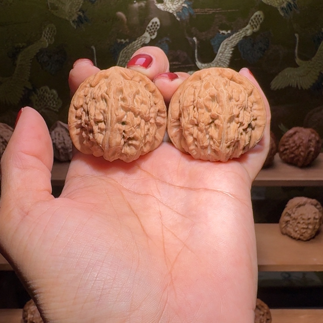 文玩核桃吊坠闷白白狮子40