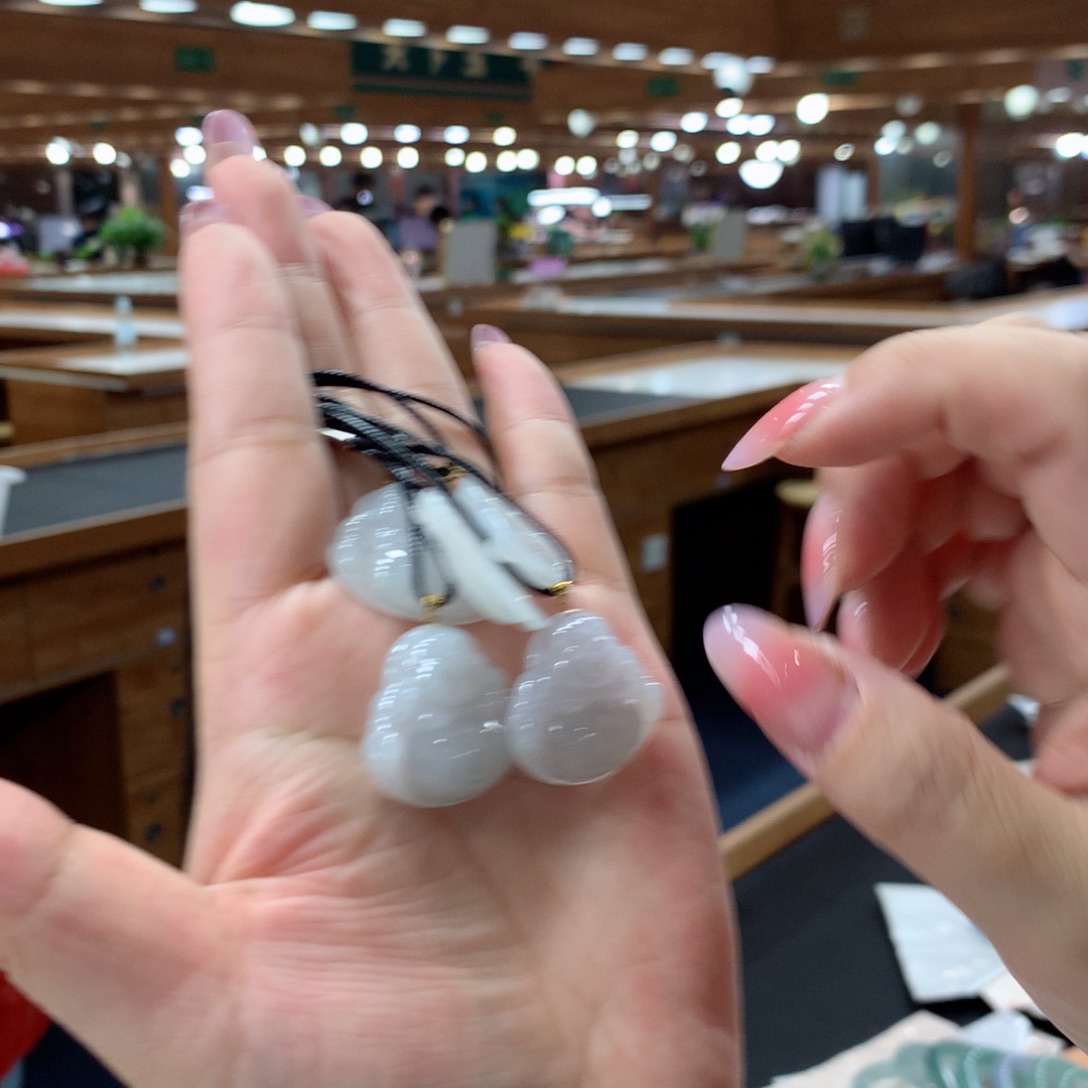 翡翠未镶嵌颈饰多样性发一