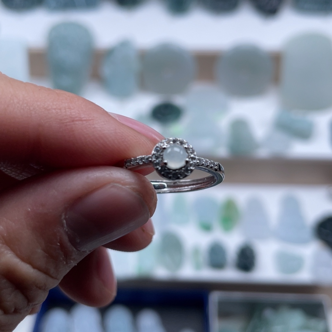 翡翠未镶嵌颈饰戒指