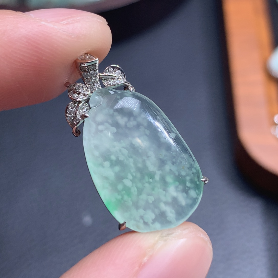 翡翠18K金镶嵌颈饰木纳雪花飘落瓜瓜