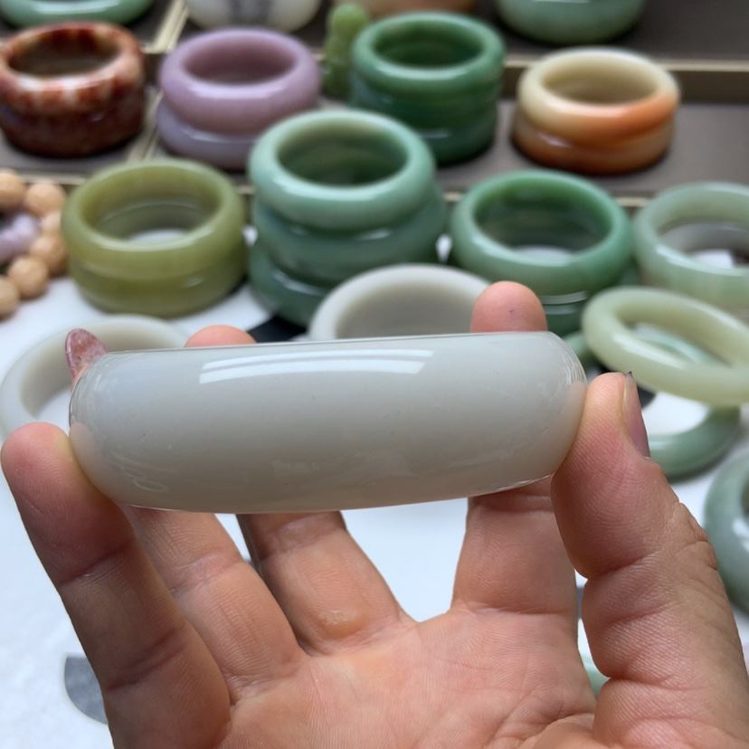 【闪购商品】石英质玉手镯未镶嵌岁**匆