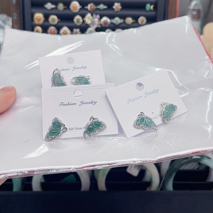 翡翠手镯未镶嵌翡翠