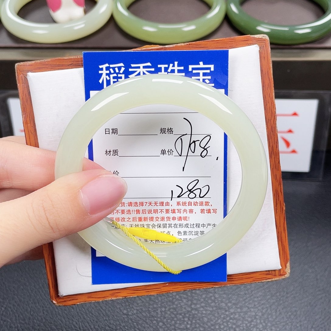 和田玉手镯未镶嵌