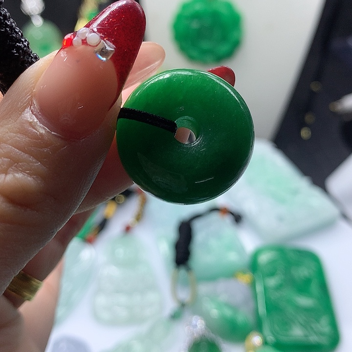 翡翠吊坠(赠链)未镶嵌