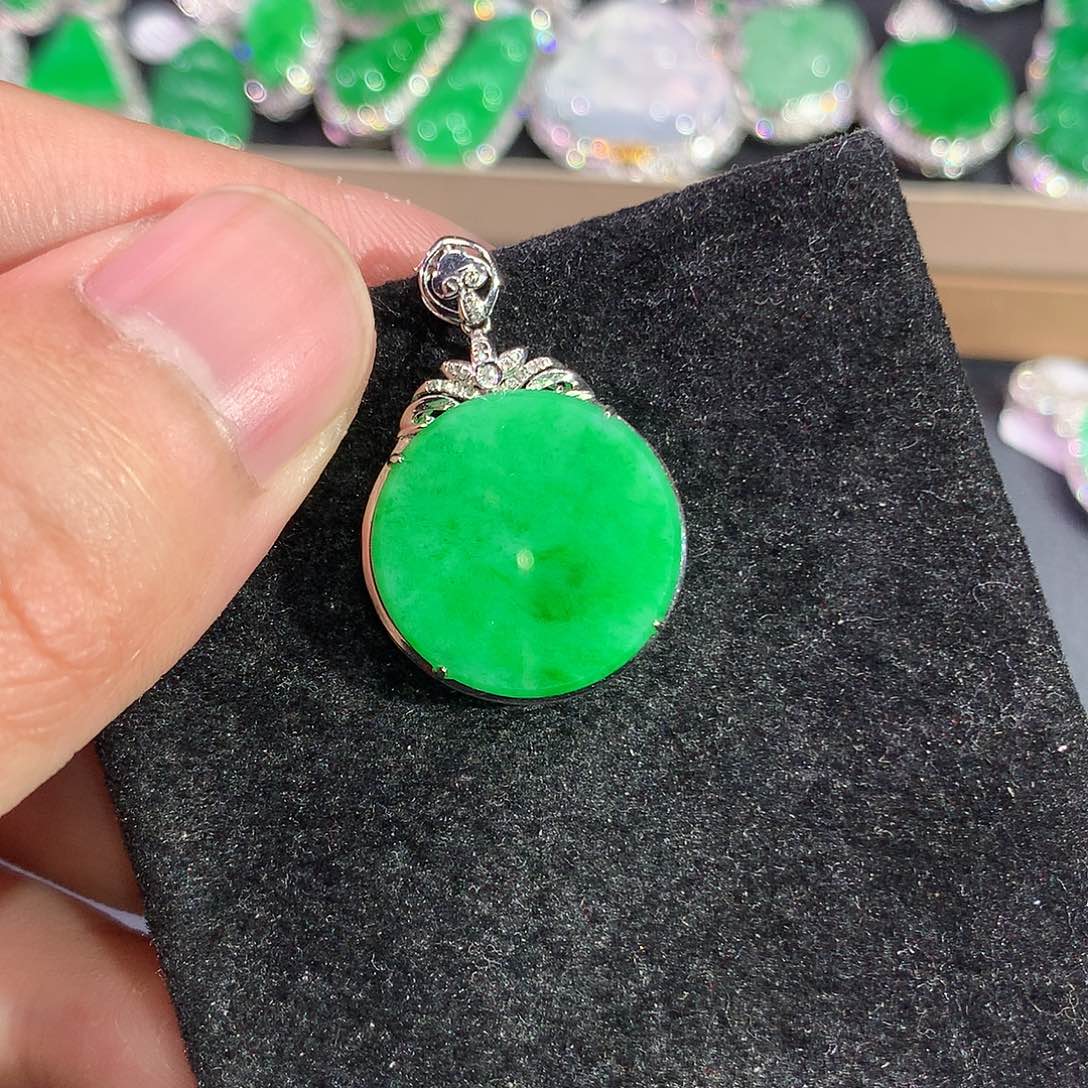 翡翠吊坠(赠链)18K金镶嵌