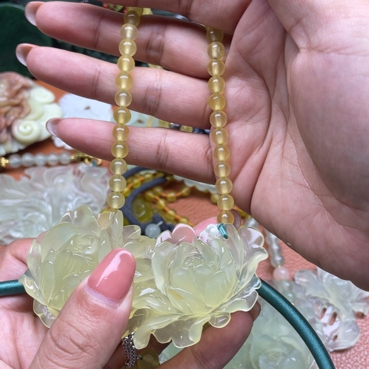 森***林蛇纹石玉未镶嵌颈饰
