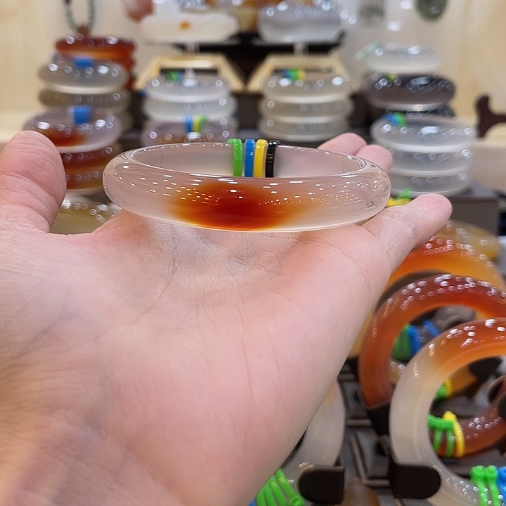 小***春玛瑙/玉髓未镶嵌手镯