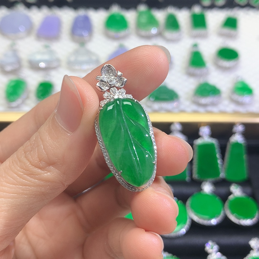 颈饰18K金镶嵌翡翠米*多吊坠