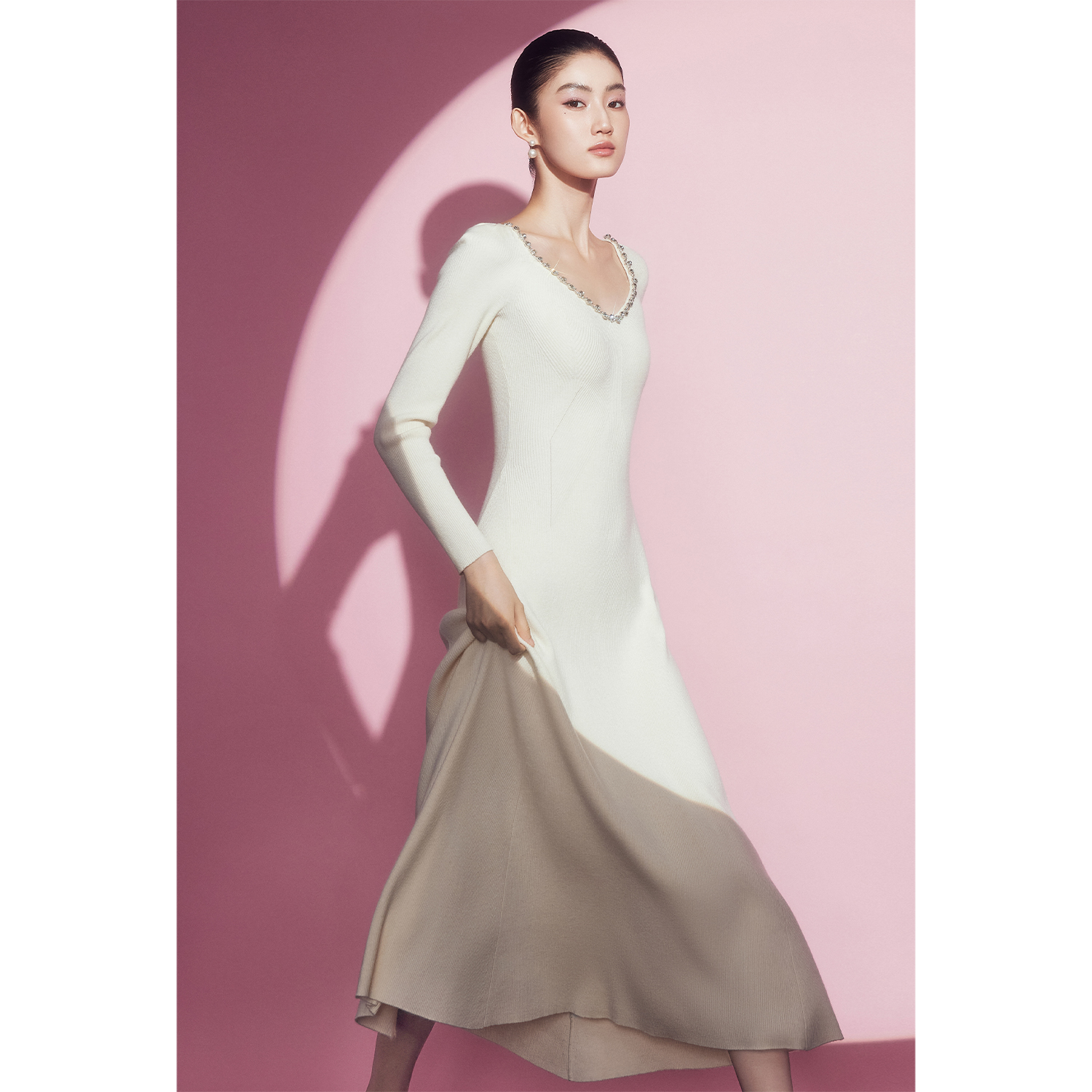 MandyZhang法式钻领羊毛白色针织长袖连衣裙女冬季气质V领长裙子