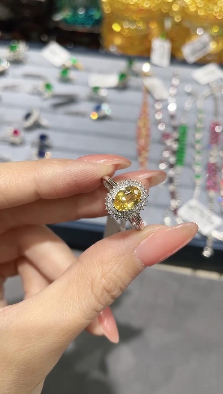 18K金镶嵌彩色蓝宝石戒指戴妃款（黄色蓝宝石）