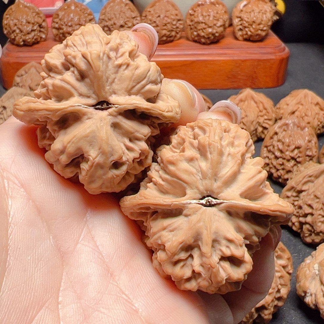 文玩核桃把件工****事红钻手把件