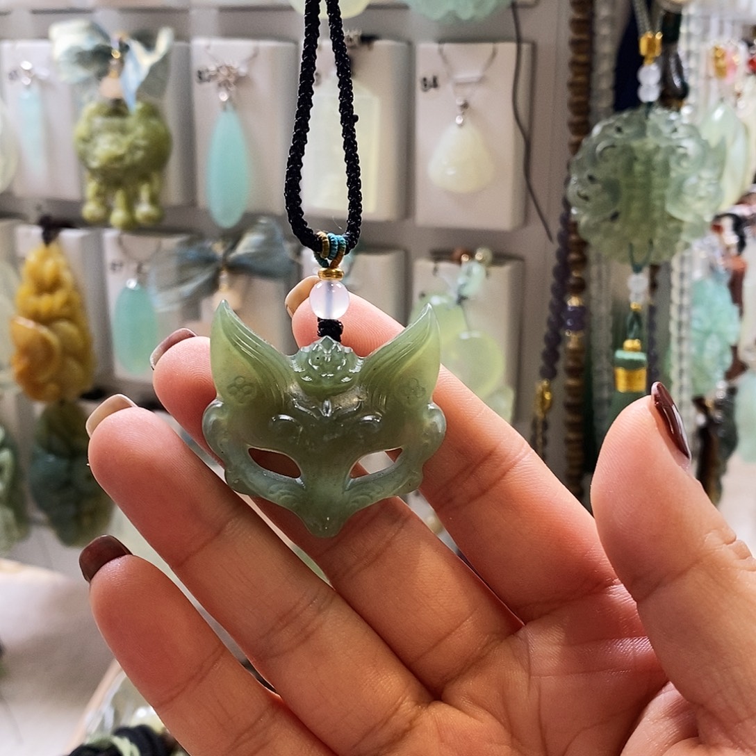 蛇纹石玉未镶嵌颈饰