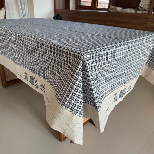 《北欧厨房》色织格刺绣桌布