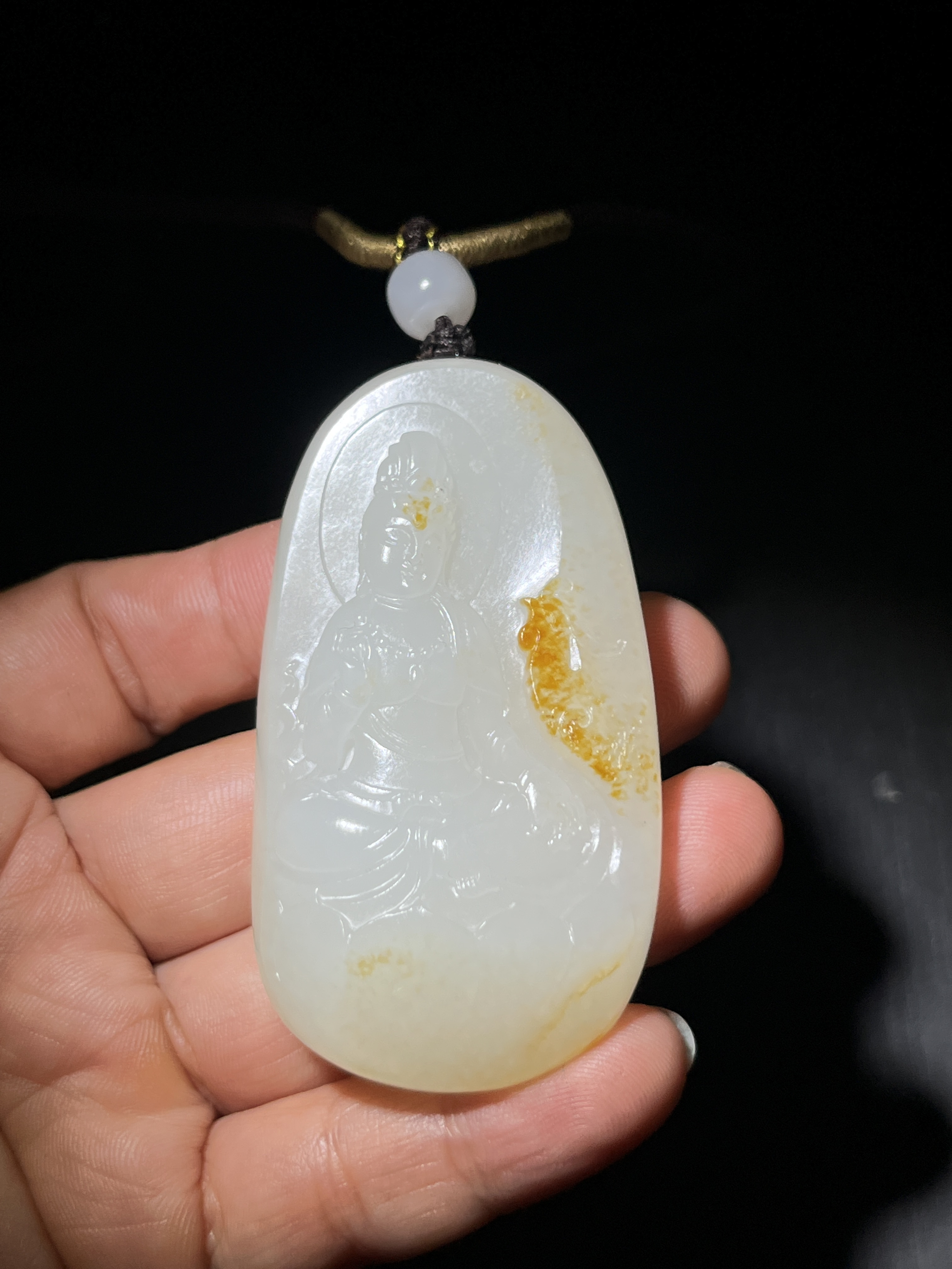 新疆和田玉观音皮色漂亮俏色巧雕