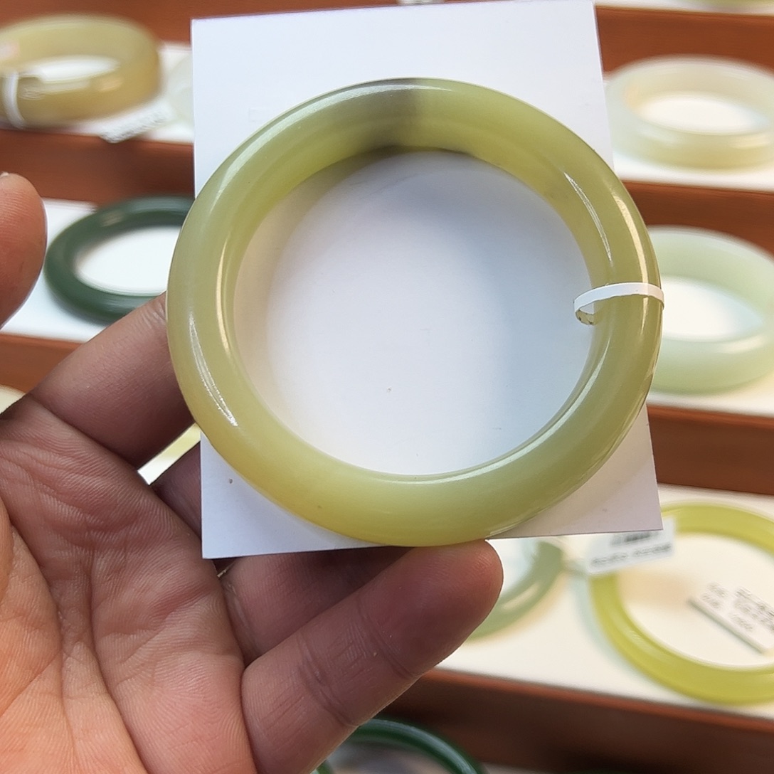 未镶嵌手镯和田玉鸡油黄飘一口紫