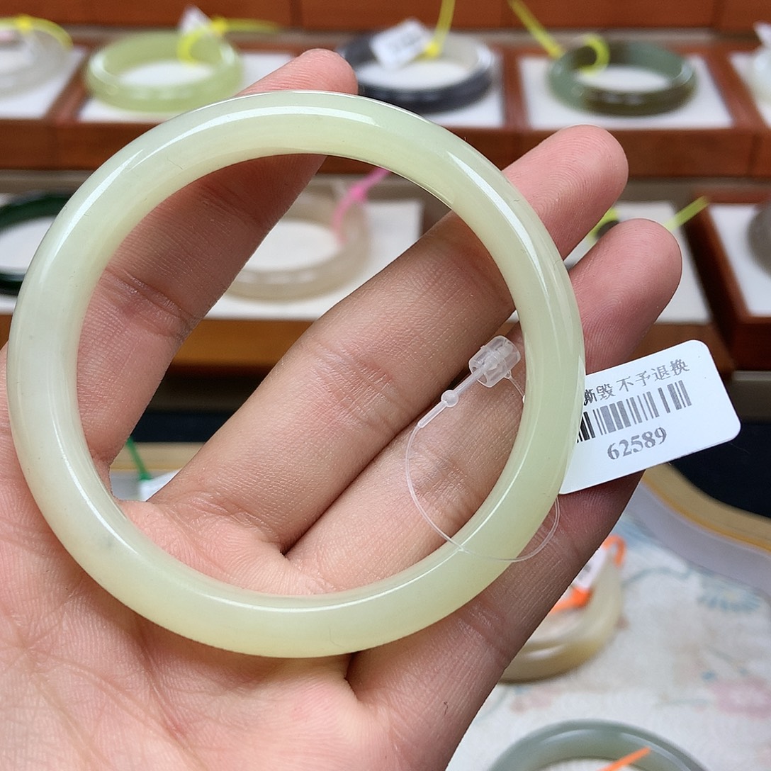 和田玉未镶嵌手镯