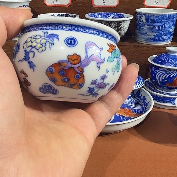 你***道青花斗彩斗彩钱多多主人杯