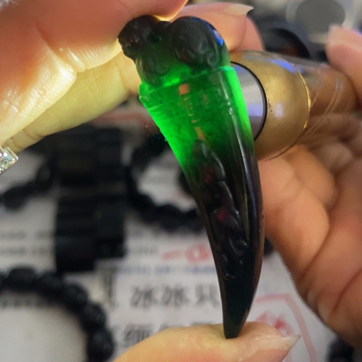 翡翠未镶嵌颈饰墨翠龙牙