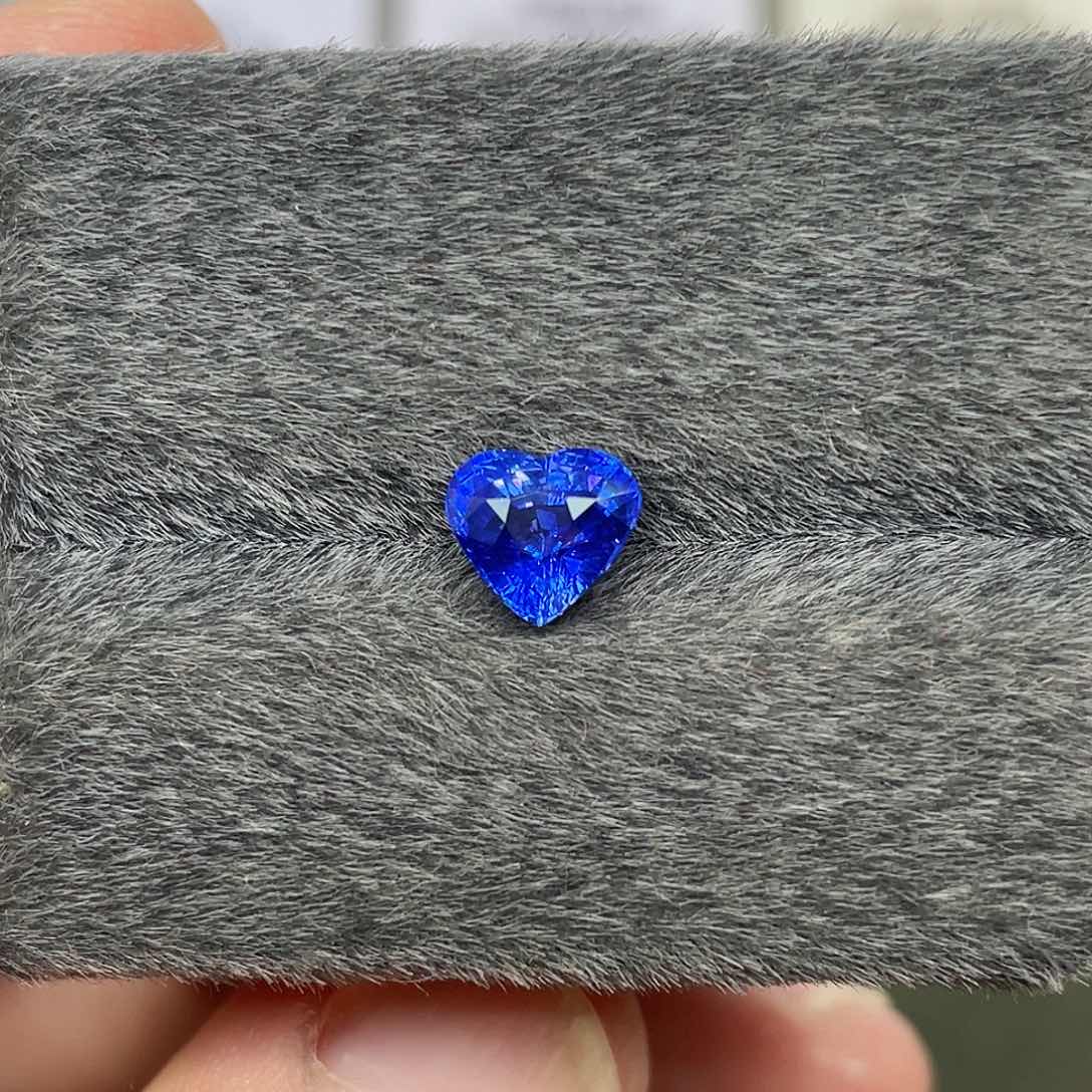 蓝宝石裸石2.07克拉天然矢车菊蓝宝石吉尔德证书