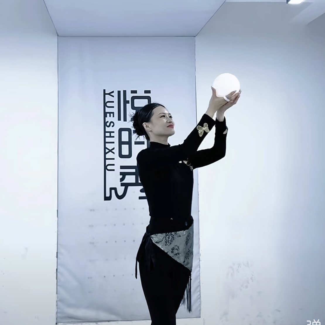 舞台演出创意发光圆球灯用于舞蹈大合唱等表演场景