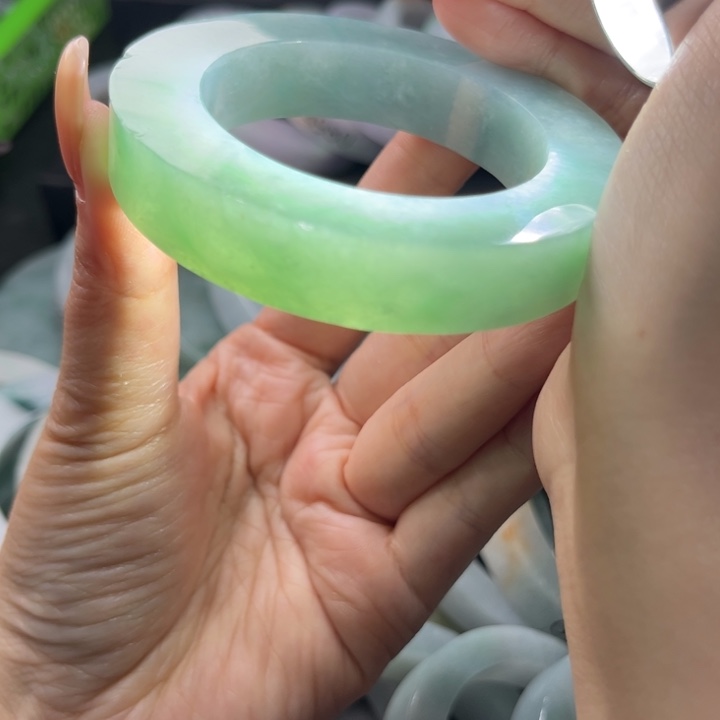 定制翡翠未镶嵌翡翠手镯