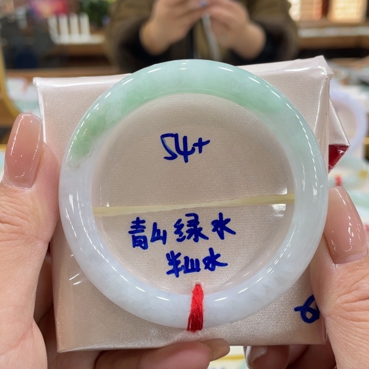翡翠手镯未镶嵌翡翠