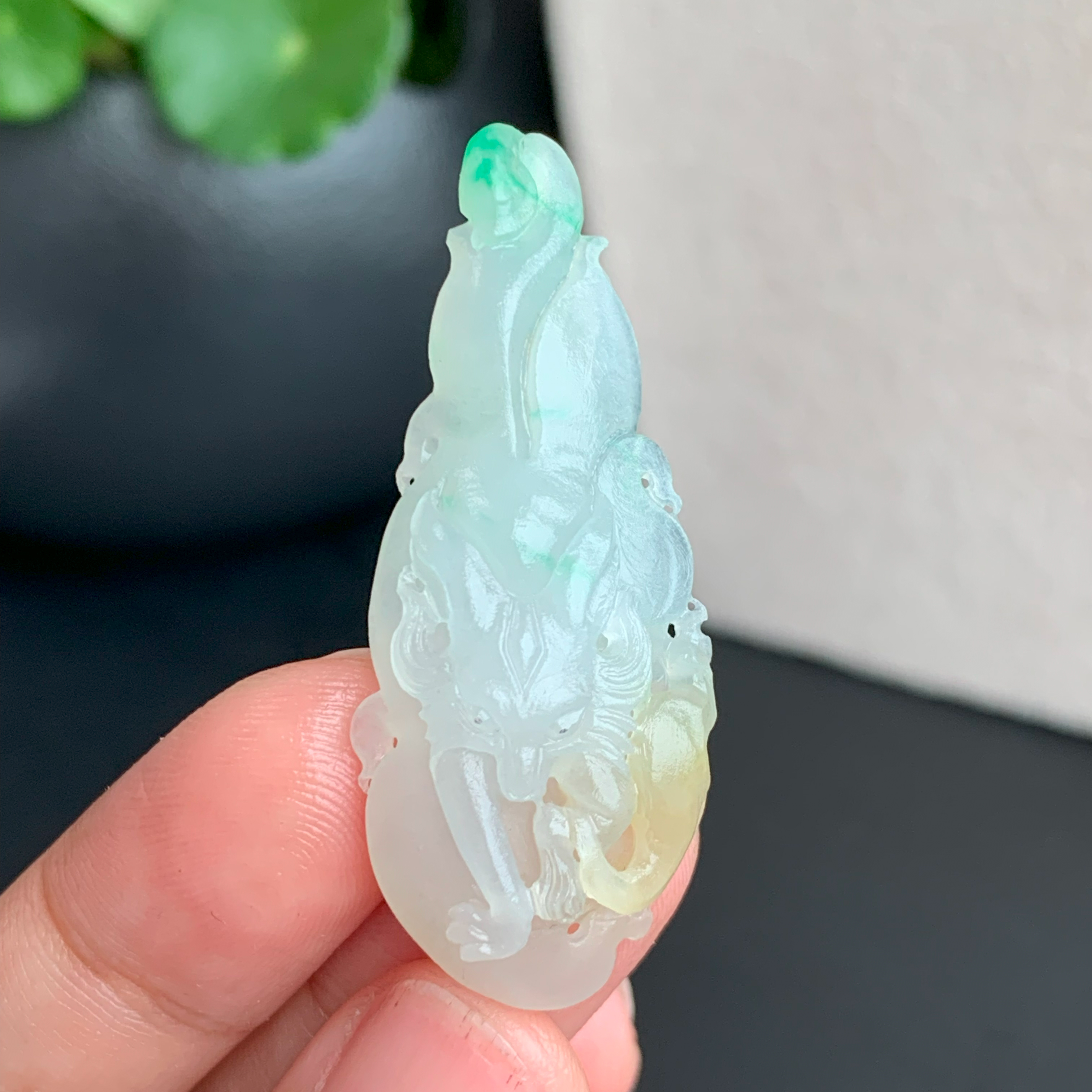 【自然光实拍】清澈 天然翡翠A货黄绿三彩狐狸吊坠 定制毛货未抛光