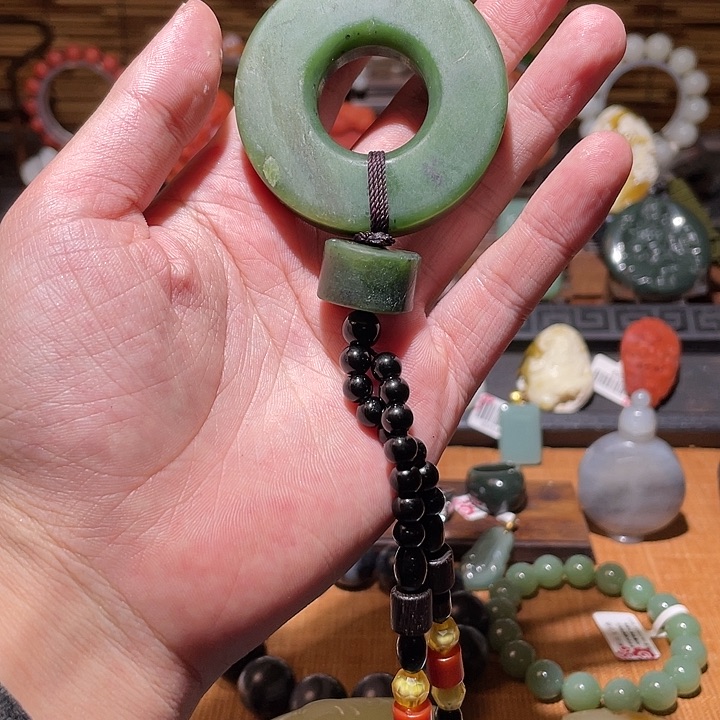 颈饰未镶嵌和田玉吊坠