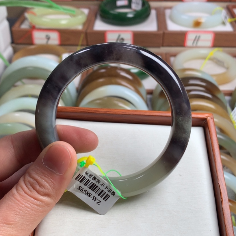 【闪购商品】和田玉手镯未镶嵌59