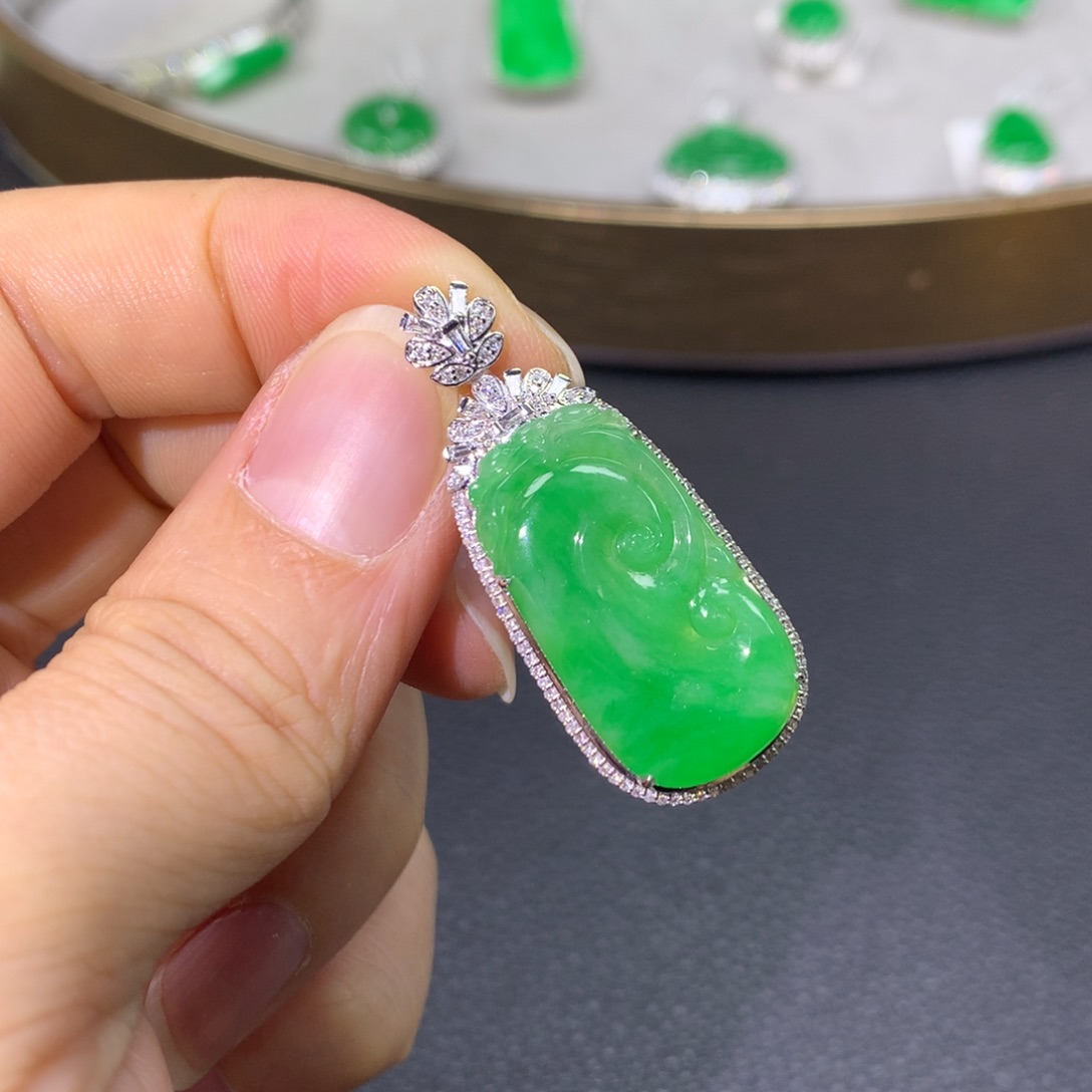 翡翠颈饰18K金镶嵌翡翠