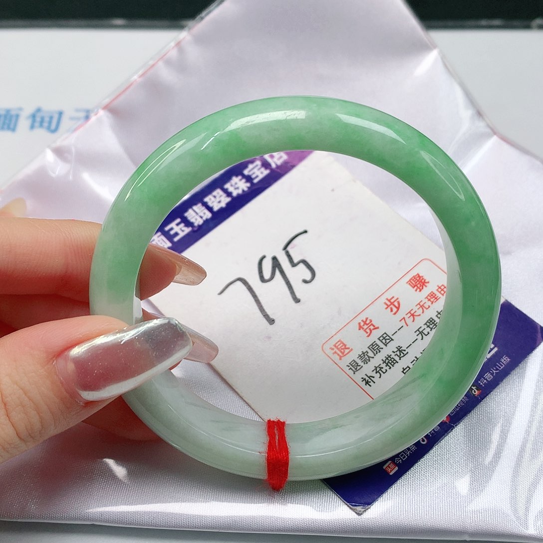 翡翠手镯未镶嵌翡翠手镯