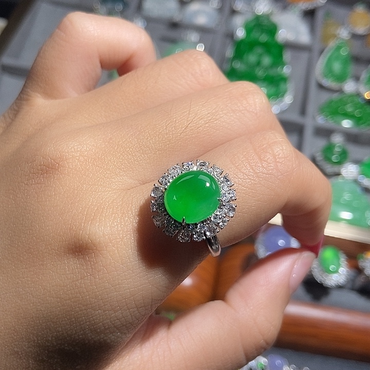 颈饰18K金镶嵌翡翠