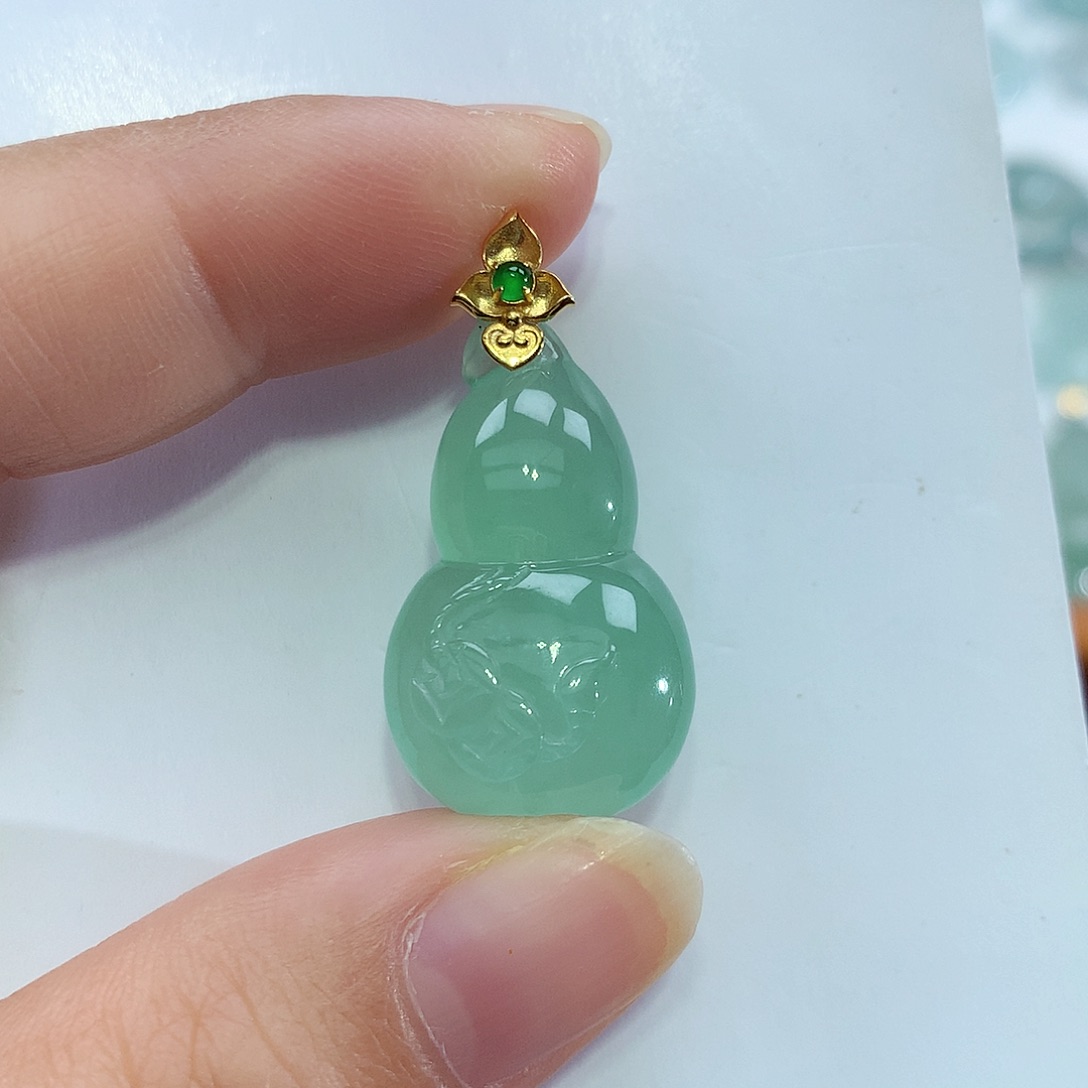 翡翠18K金镶嵌颈饰
