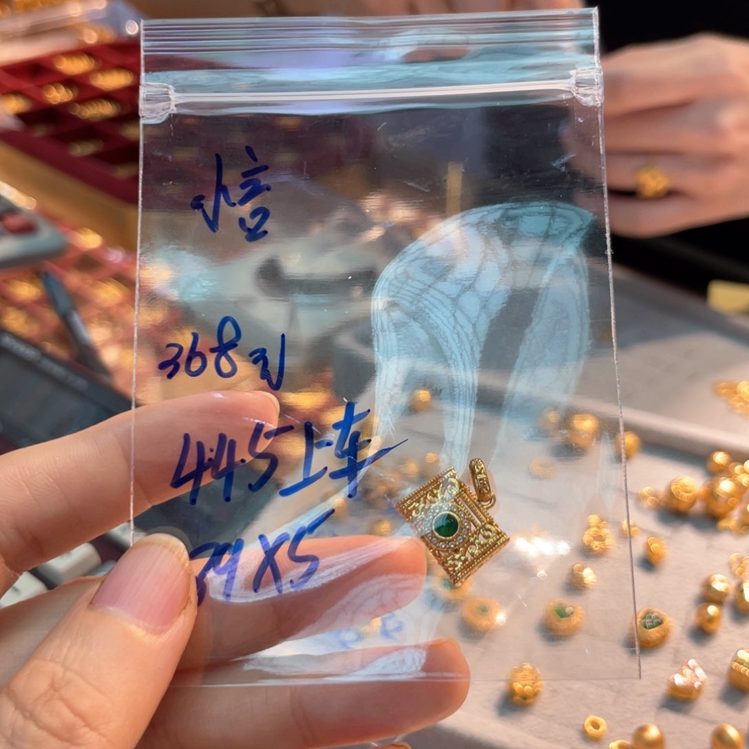 颈饰18K金镶嵌和田玉小*