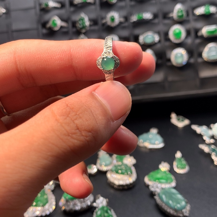 翡翠未镶嵌戒指戒指