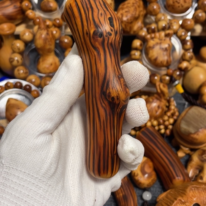 柏木太行崖柏黑骨虎皮手把件