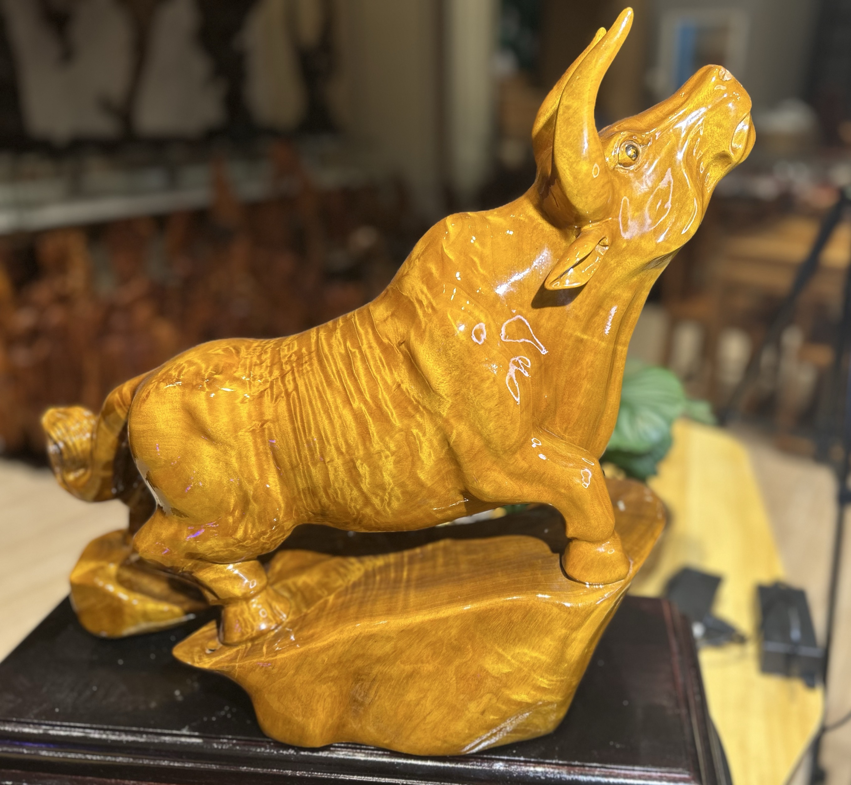 金丝楠木摆件（牛气冲天）