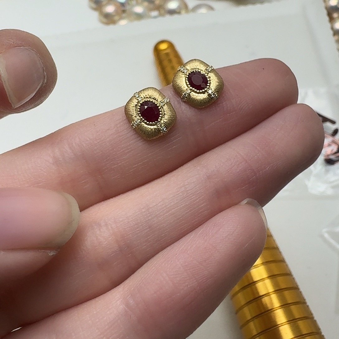 18K金镶嵌红宝石耳饰