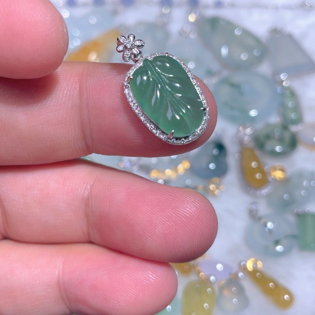 梅***子翡翠18K金镶嵌颈饰