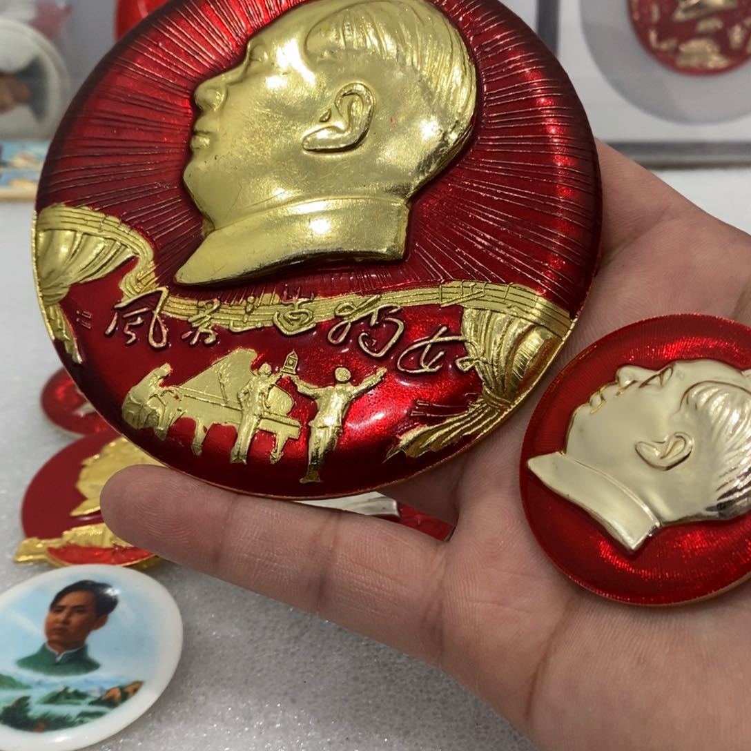 铝玥***❤红色纪念章大小两个 大的加针