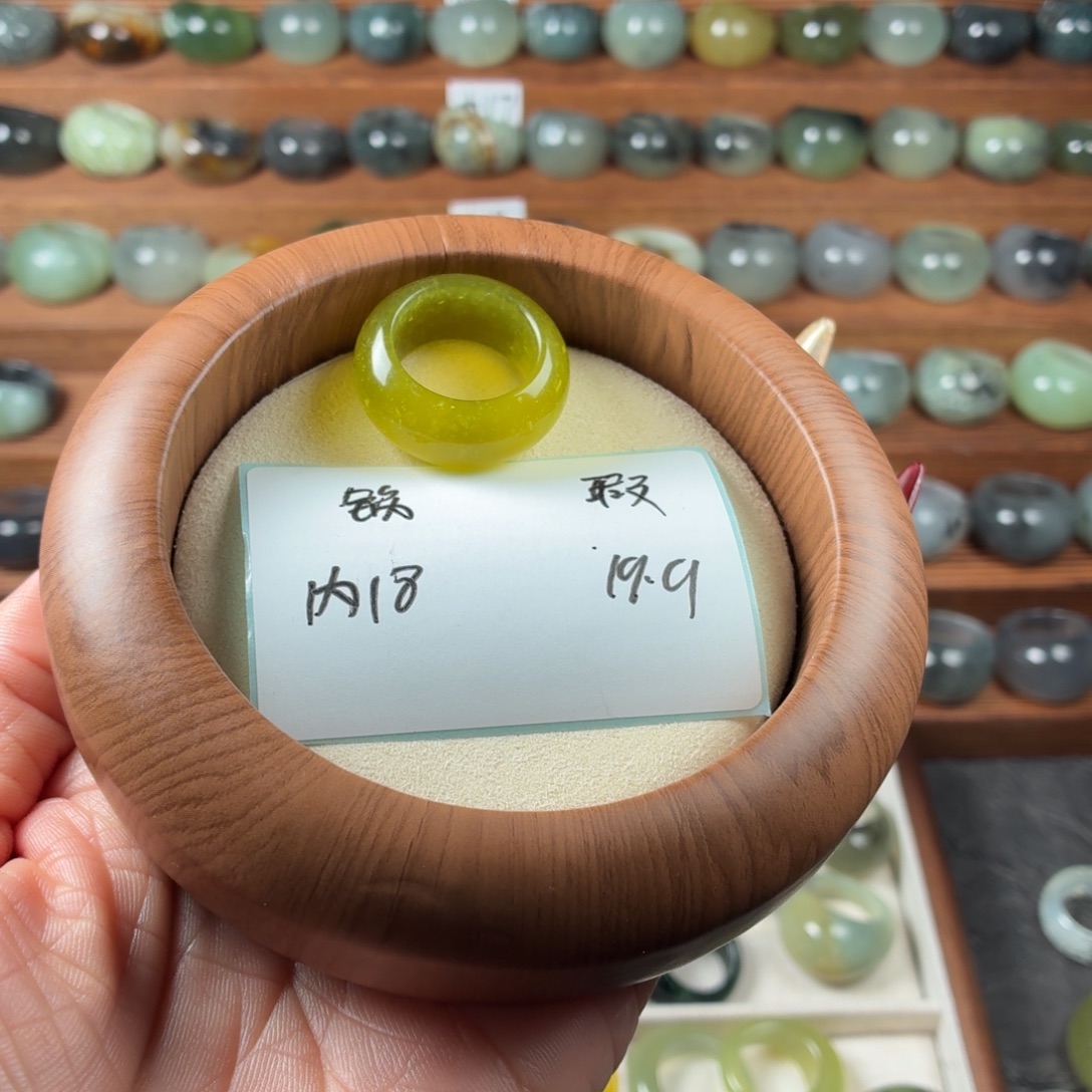 锅***推蛇纹石玉未镶嵌戒指