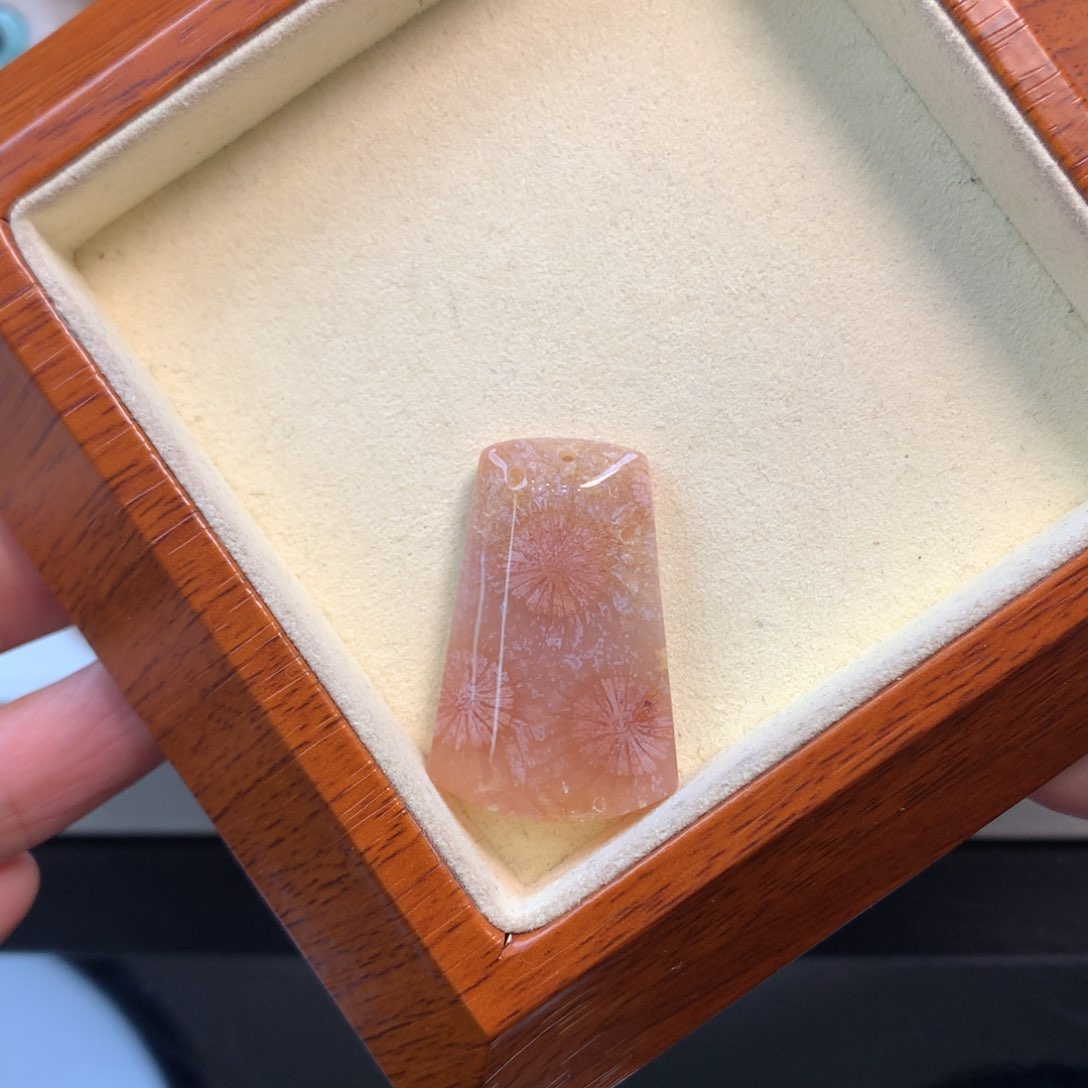 硅化珊瑚（珊瑚玉）颈饰未镶嵌粉大眼睛晶洞