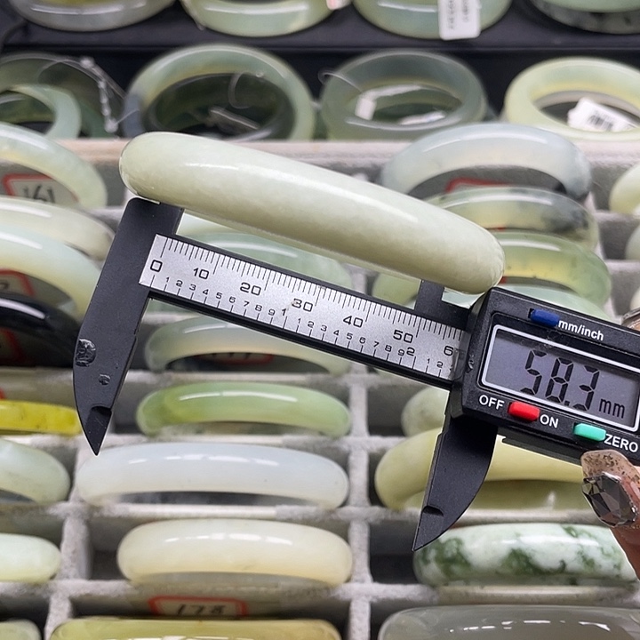 蛇纹石玉未镶嵌手镯171