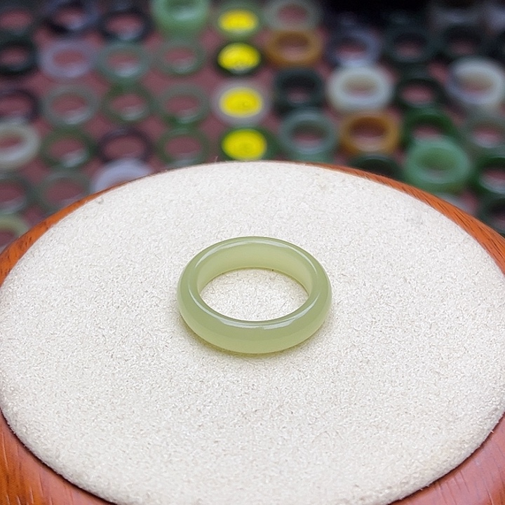 和田玉戒指未镶嵌16.3内径12圈黄口