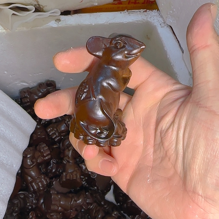 木黑檀木8钱币鼠一只